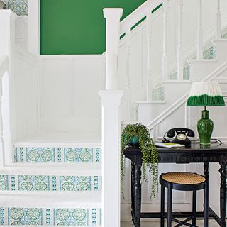 best colour combinations, Staircase with white wall and lamp