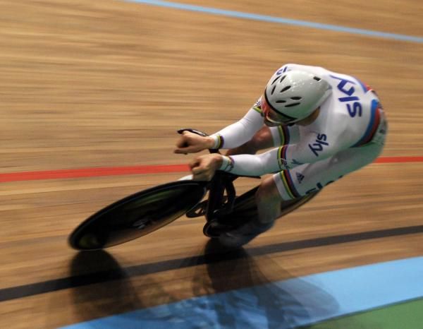 Ed Clancy power to victory in the omnium