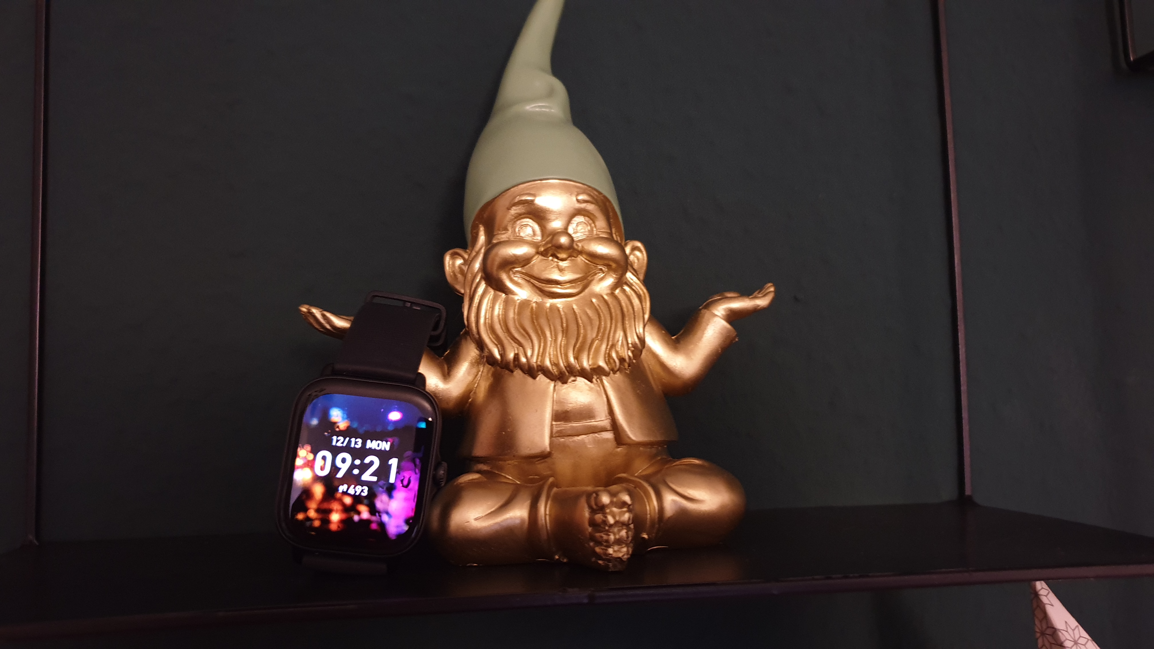 Ein goldener Deko-Zwerg hält die Amazfit GTS 3 in seiner Hand