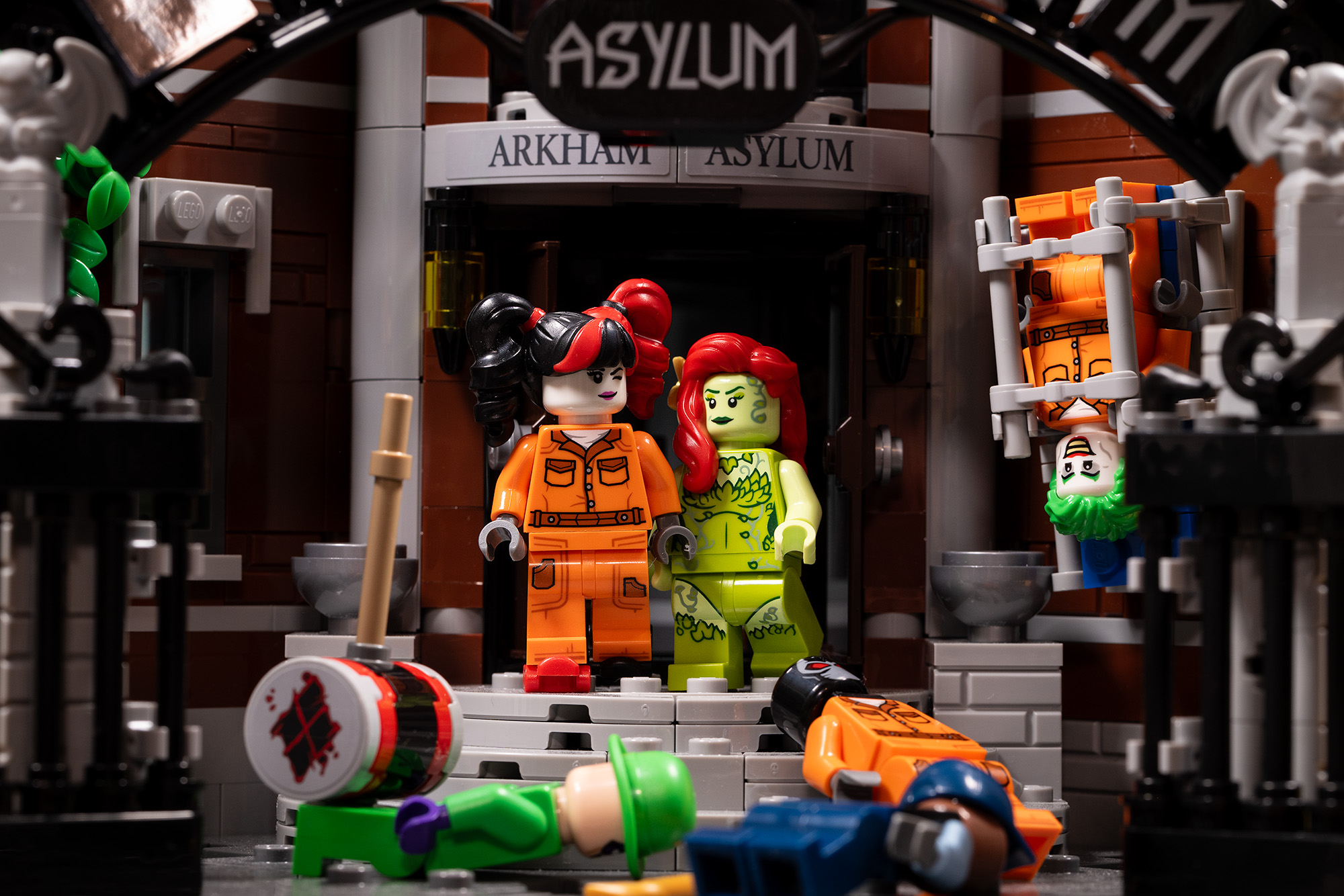 Lego DC Arkham Asylum (#76300) lego set Harley and Ivy leave through the front door