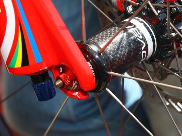 The Roval hubs will also feature interchangeable end caps to maximize the surface contact area with different fork makes.
