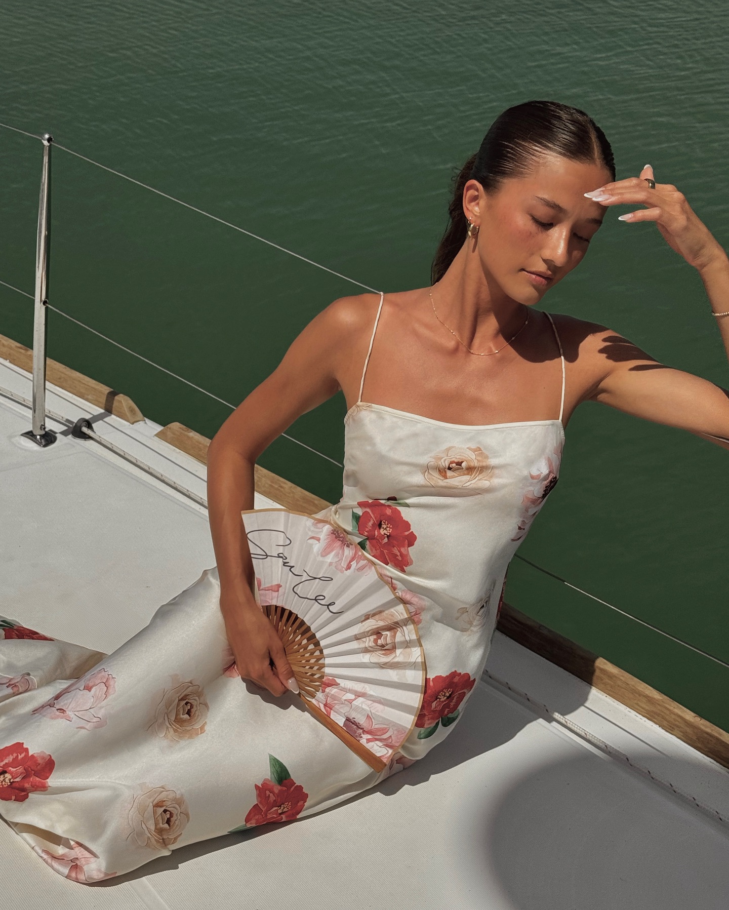 Femme en robe fleurie