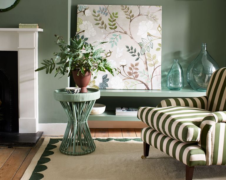 Green living room with scallop rug and house plants