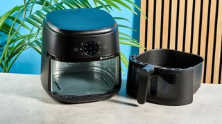 philips 2000 series black air fryer with a 6.6 basket and a window, a vortex grill for air circulation, 13 preset modes, and an led screen for timing and heat settings