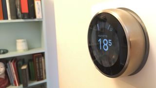De bedste smart termostater: Nest Learning Thermostat på en væg i en stue