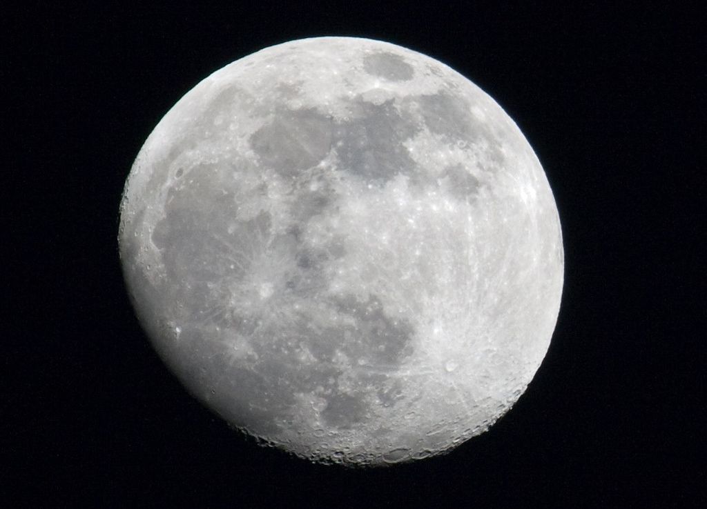 Moon over Des Moines, Iowa