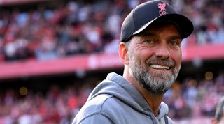 2023年5月20日，英格兰利物浦，利物浦主教练尤尔根·克洛普在利物浦与阿斯顿维拉的英超比赛中微笑。