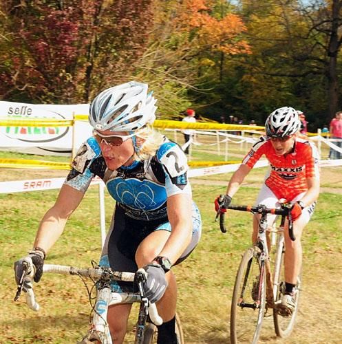 Sue Butler (MonaVie/Cannondale) leading Alison Sydor.