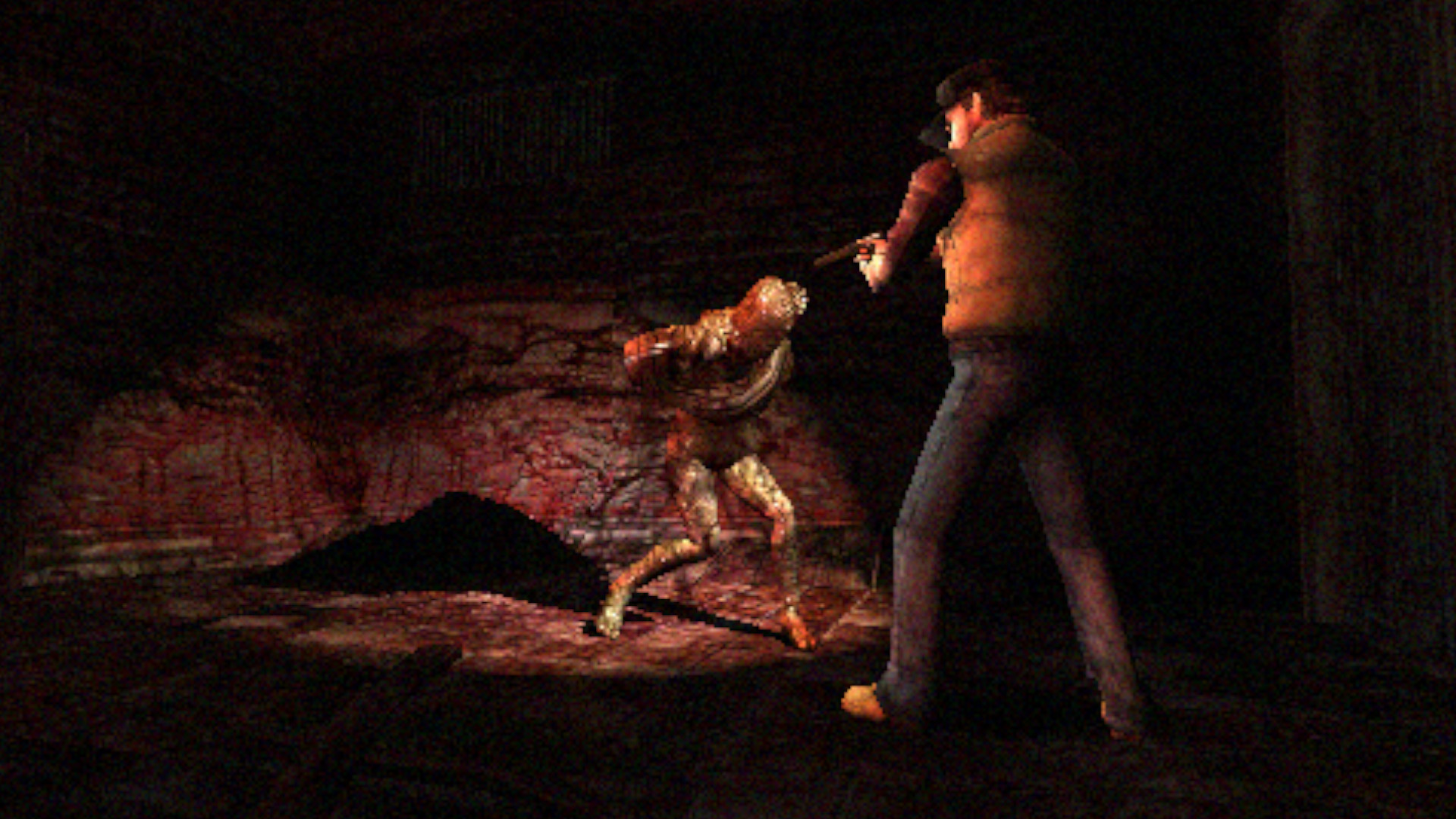 En una habitación oscura y sobrenatural, Travis apunta con un arma a una enfermera enemiga de Silent Hill Origins.