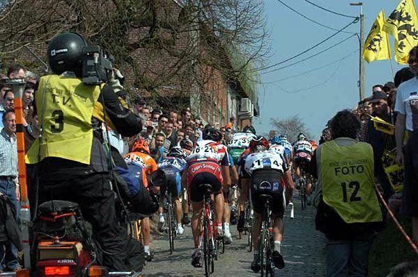 The peloton on the Molenberg