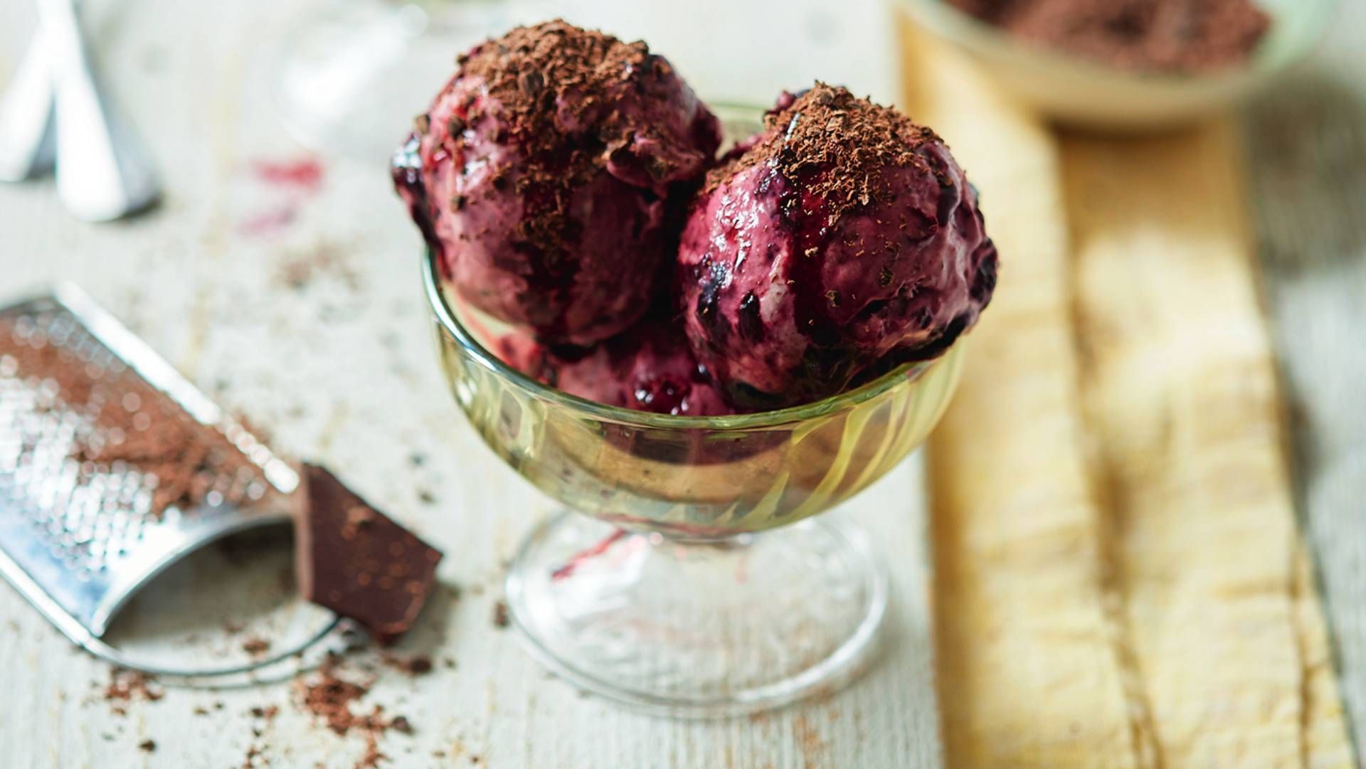 Cherry and dark chocolate frozen yogurt recipe