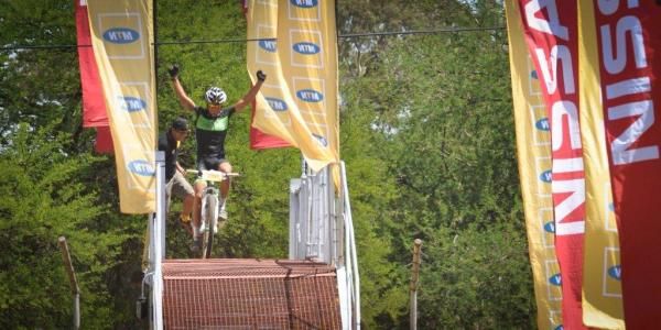 Kevin Evans enters the finish arena alone in the Crater Cruise