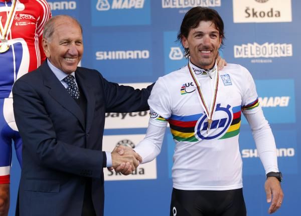 Fabian Cancellara accepts the congratulations of Vittorio Adorni on the podium.