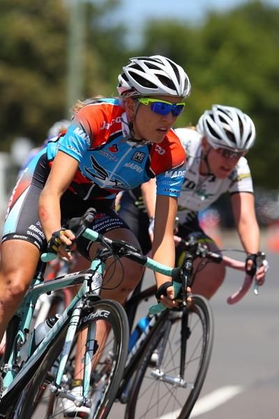Shara Gillow (Jayco-AIS) fell early in the race, but rejoined after a lap out.