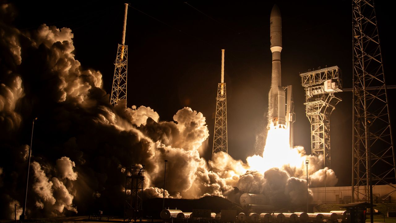 Atlas V rocket launches 27 of Amazon's internet satellites to orbit (video)
