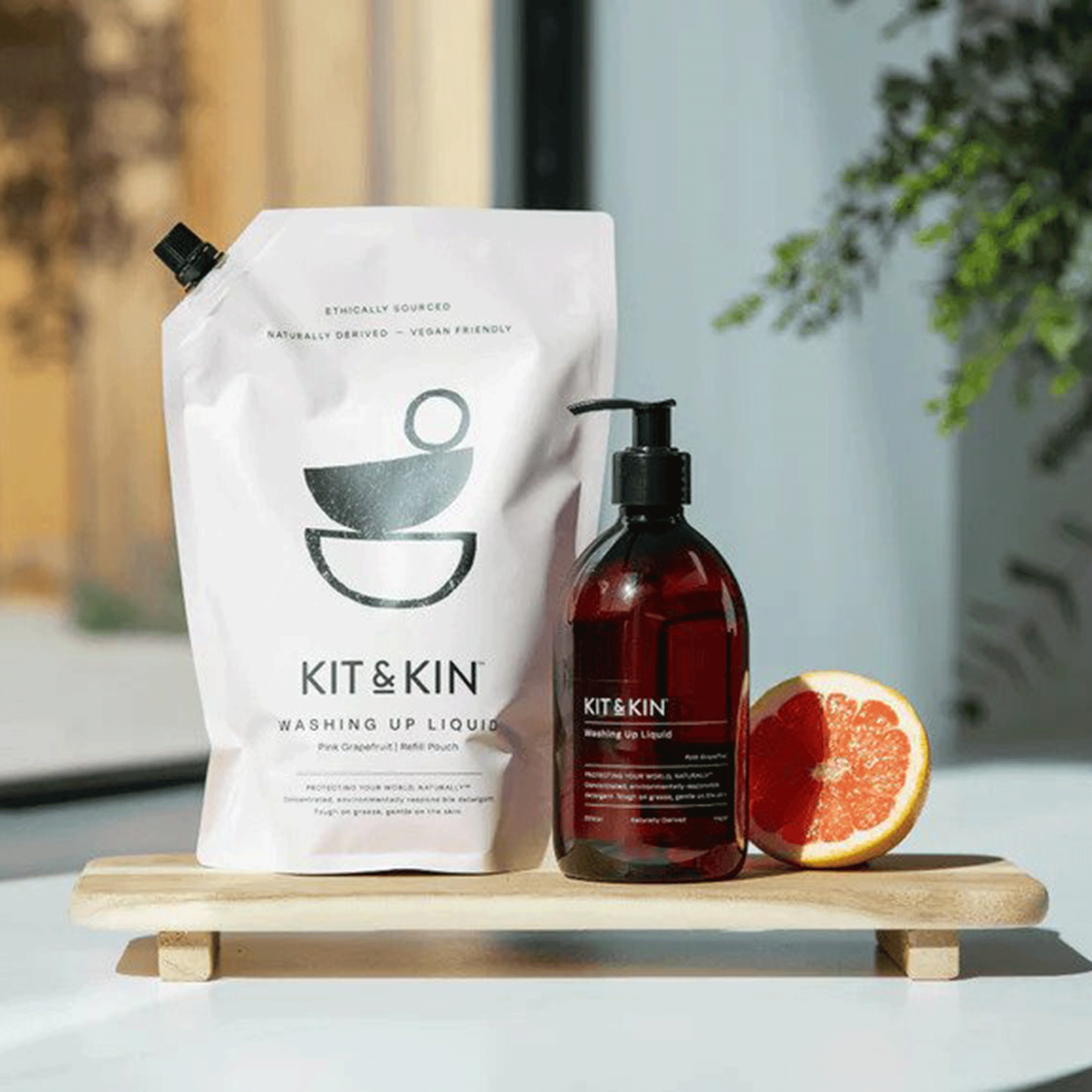 Emma Bunton di dapur dengan produk pembersih