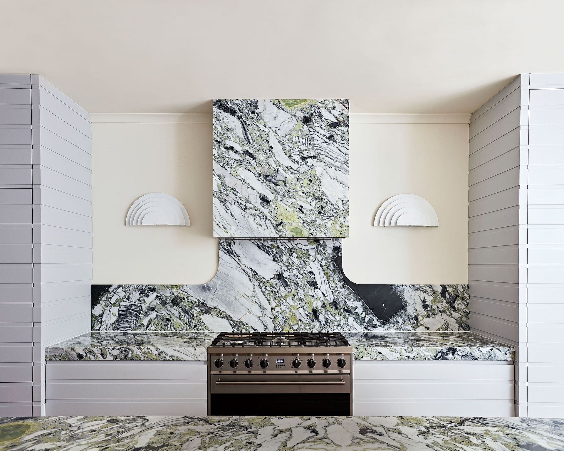 Kitchen trend with shapely marble backsplash