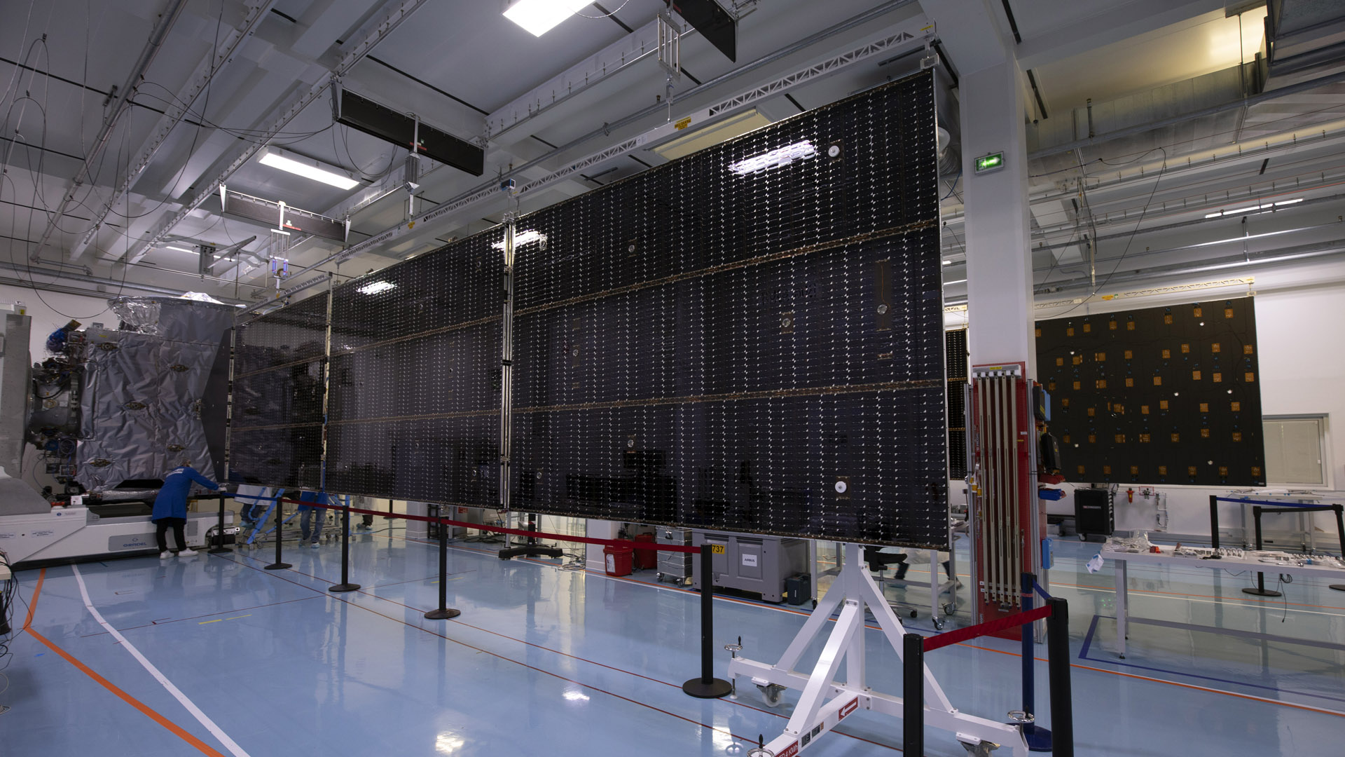 Het JUICE-ruimtevaartuig tijdens een plaatsingstest voor zonnepanelen.
