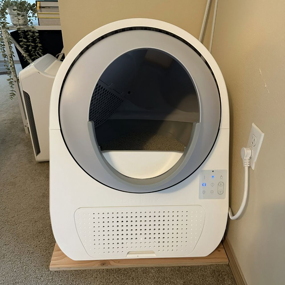 Catlink Pro-X Luxury Version Self-Cleaning Litter Box in Allie's home, one of the best automatic cat litter boxes