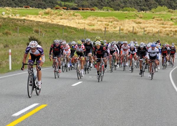 Jeremy Yates (Share the Road) applies the pressure at the head of the field.