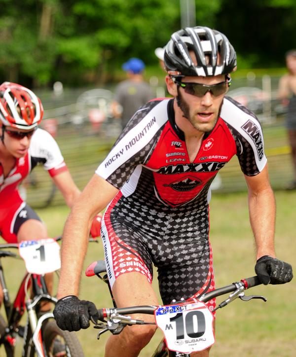 Geoff Kabush (Team Maxxis) leading Plaxton out for the final lap
