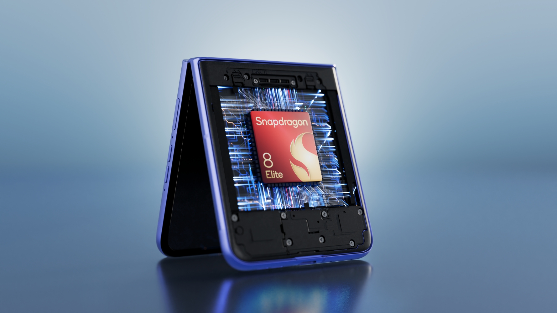 Motorola Razr Ultra 2026 displaying a Snapdragon 8 Elite chip on the cover screen
