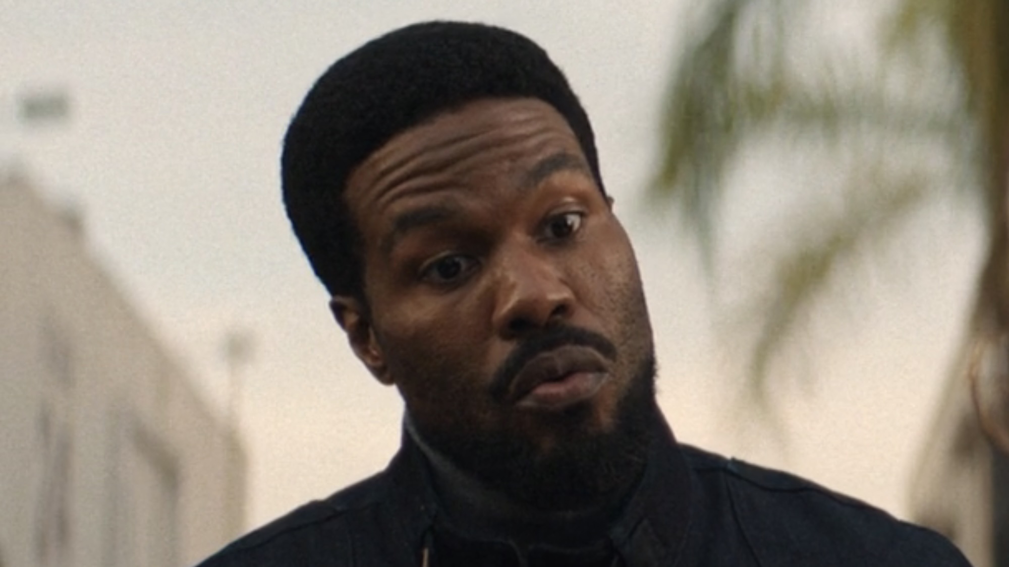 Simon talking to reporter worriedly in Wonder Man