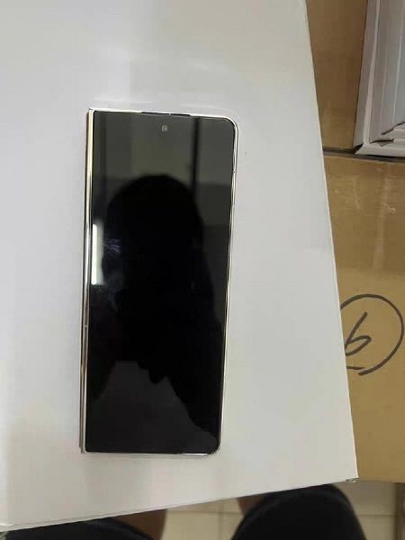 A look at a prototype Galaxy Z Fold 5's external display.