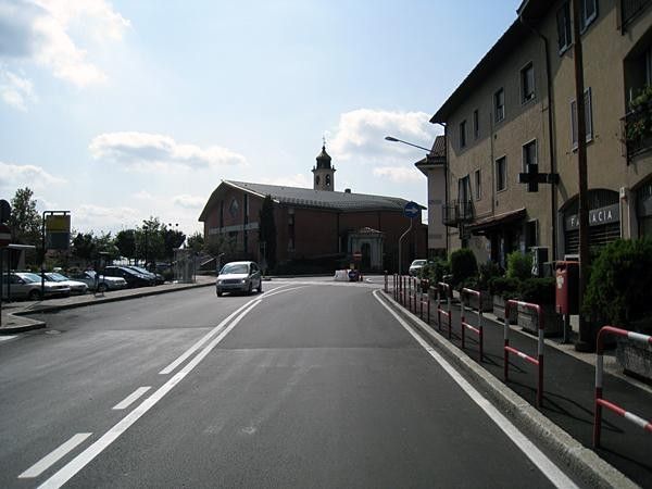 A chicane (a right here) faces the riders off of Via Daverio.