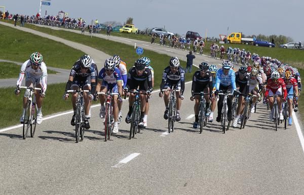 The peloton split into echelons in the wind.