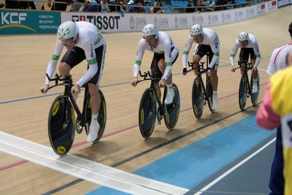 Australia en route to a silver medal in the men's team pursuit.