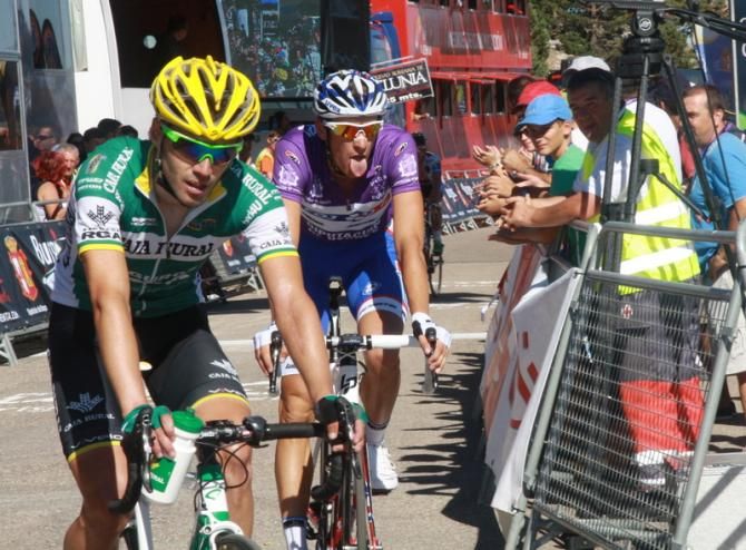 Iv&aacute;n Velasco (Caja Rural) and an expressive Anthony Roux (FDJ), who lost the purple leader's jersey