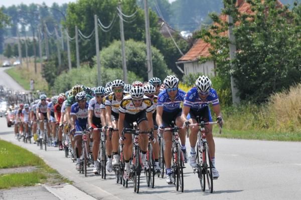 The bunch line out as the chase begins