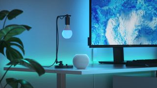 Smartlys av typen Nanoleaf Essential i bruk i et oppholdsrom.