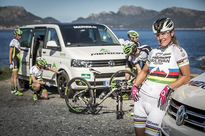 Gunn-Rita Dahle Flesjaa (Multivan Merida) and her teammates on Mallorca
