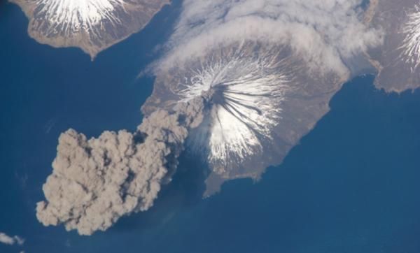 volcano-plume-alaska-110615-02