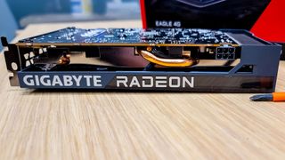 AMD Radeon RX 6500 XT, vist fra siden