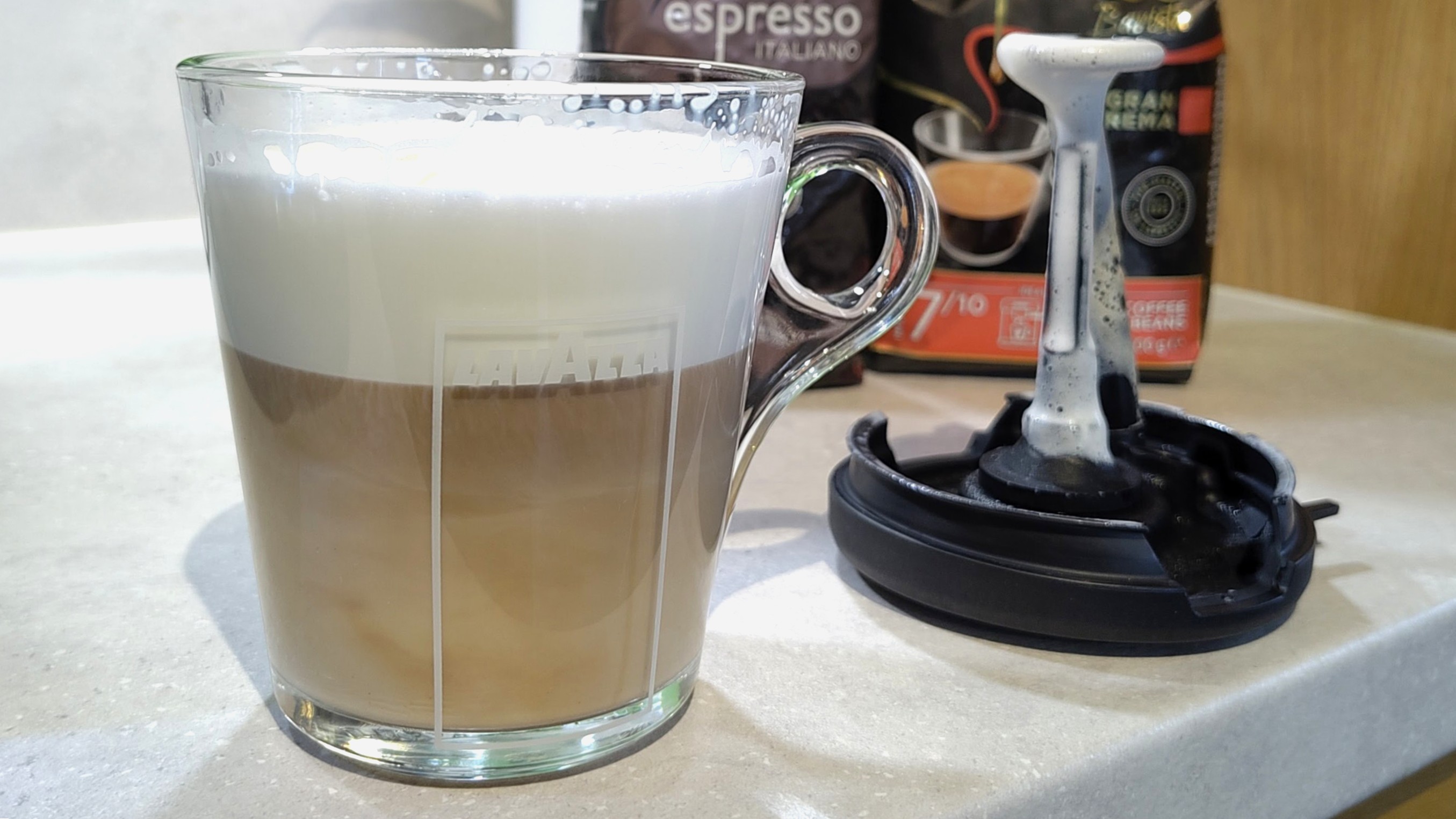Milky drink with thick foam prepared using Lavazza Assoluta