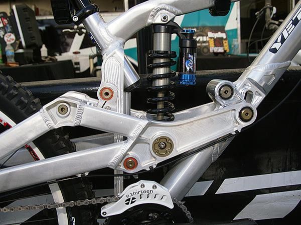 The sensitive parts of the centrally located rail are somewhat shielded from muck thrown off the rear wheel.