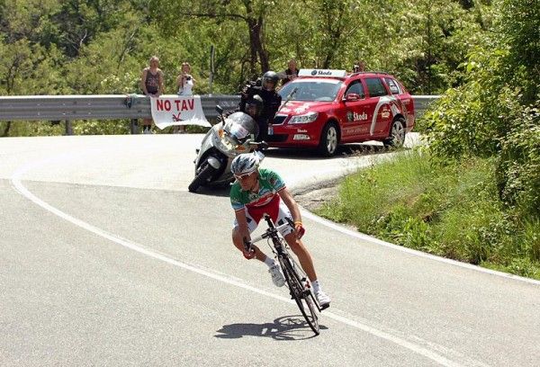 Stefano Garzelli (Acqua e Sapone) negotiates some switchbacks on the descent of the Moncenisio.