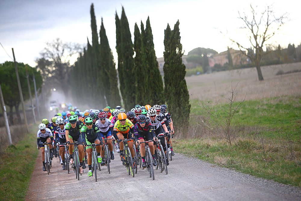 Dust flies on the dirt roads of Tuscany during 2017 Strade Bianche Women