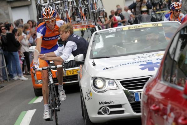 Robert Gesink gets some treatment on his wrist