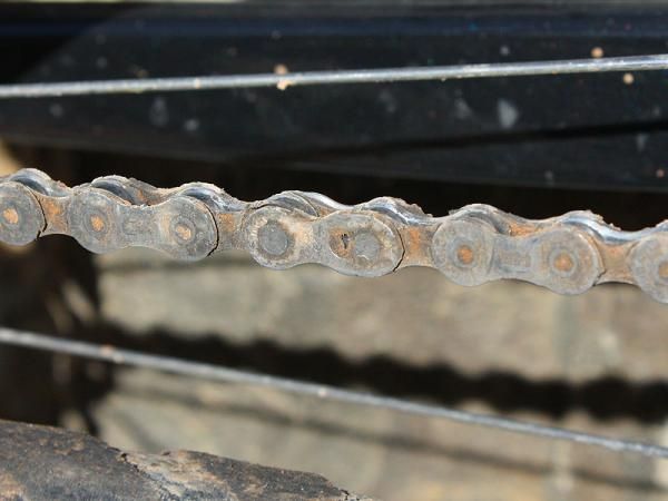 The Shimano CN-HG73 chain is held together with a KMC master link.