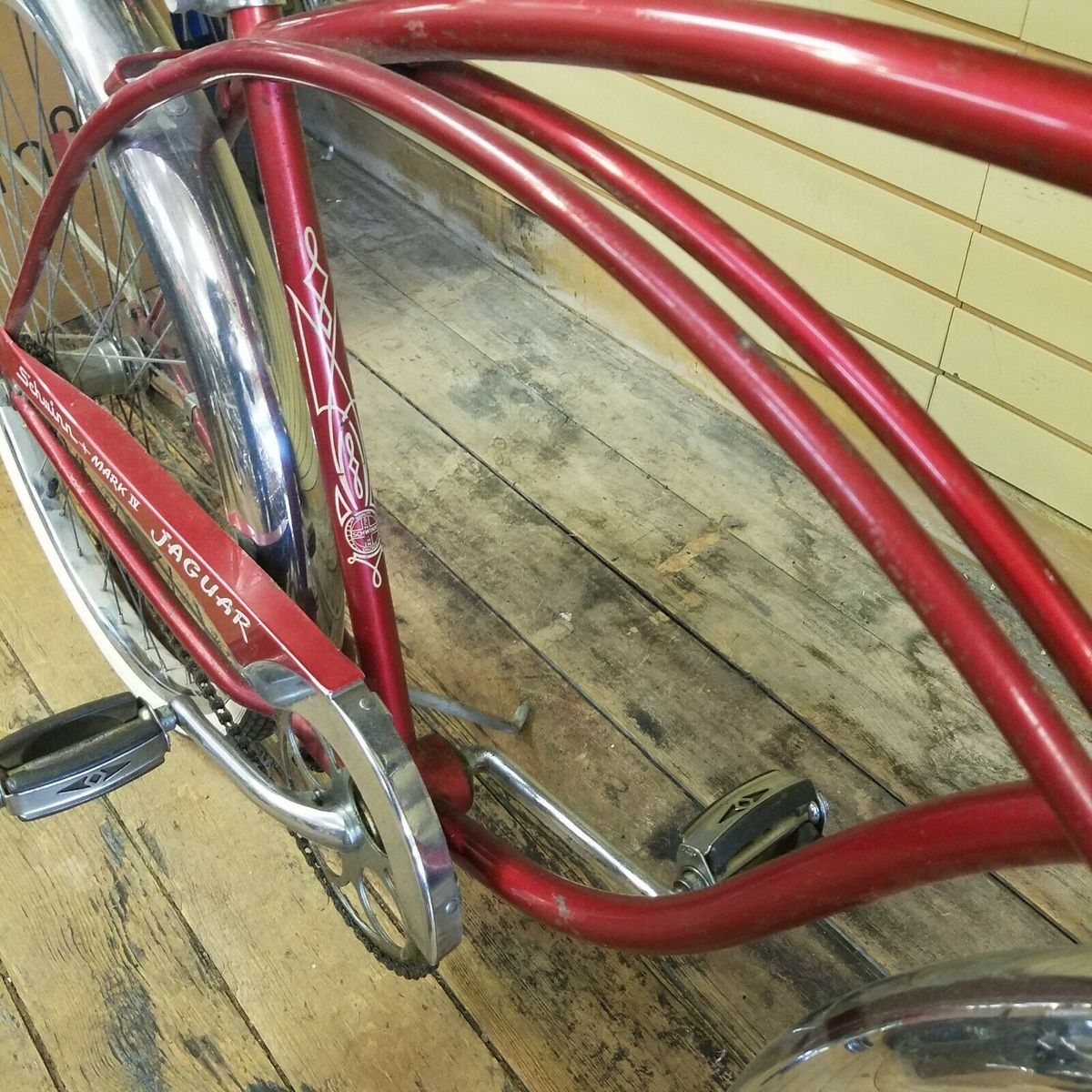 The curvy tubes on this classic 1950s cruiser bike