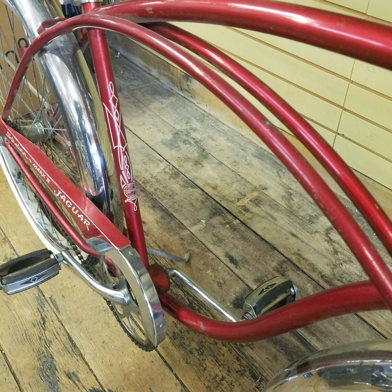 The curvy tubes on this classic 1950s cruiser bike