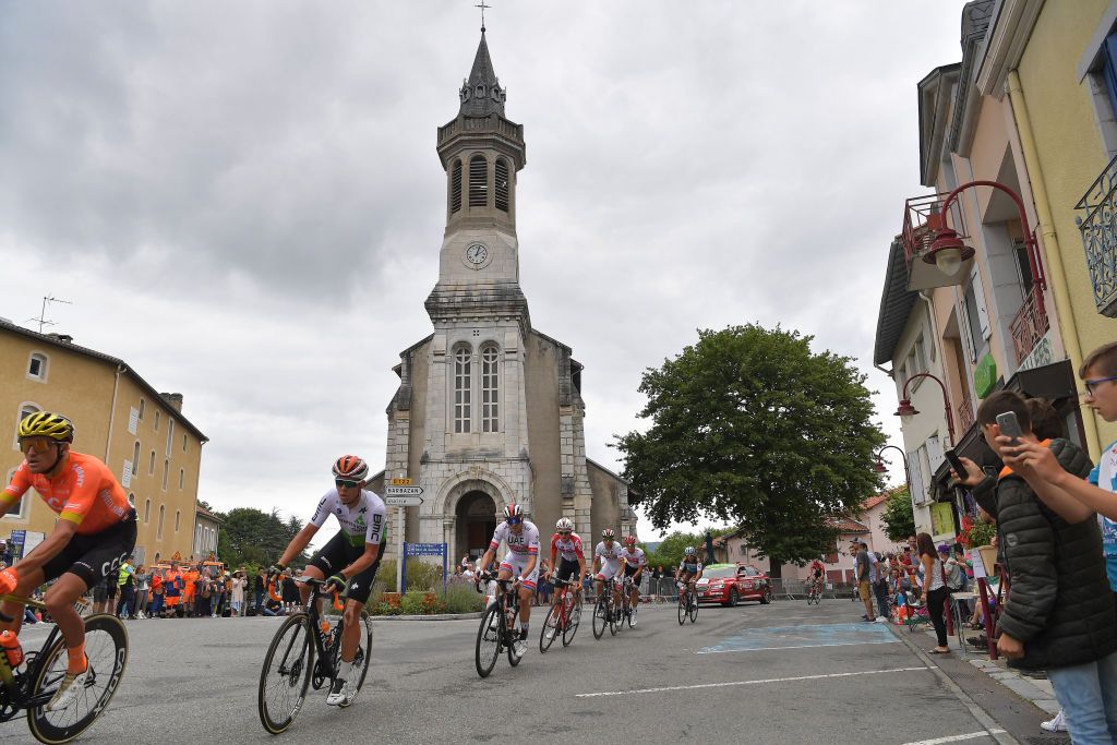 The break pass through a town on the way to the Peyresourde