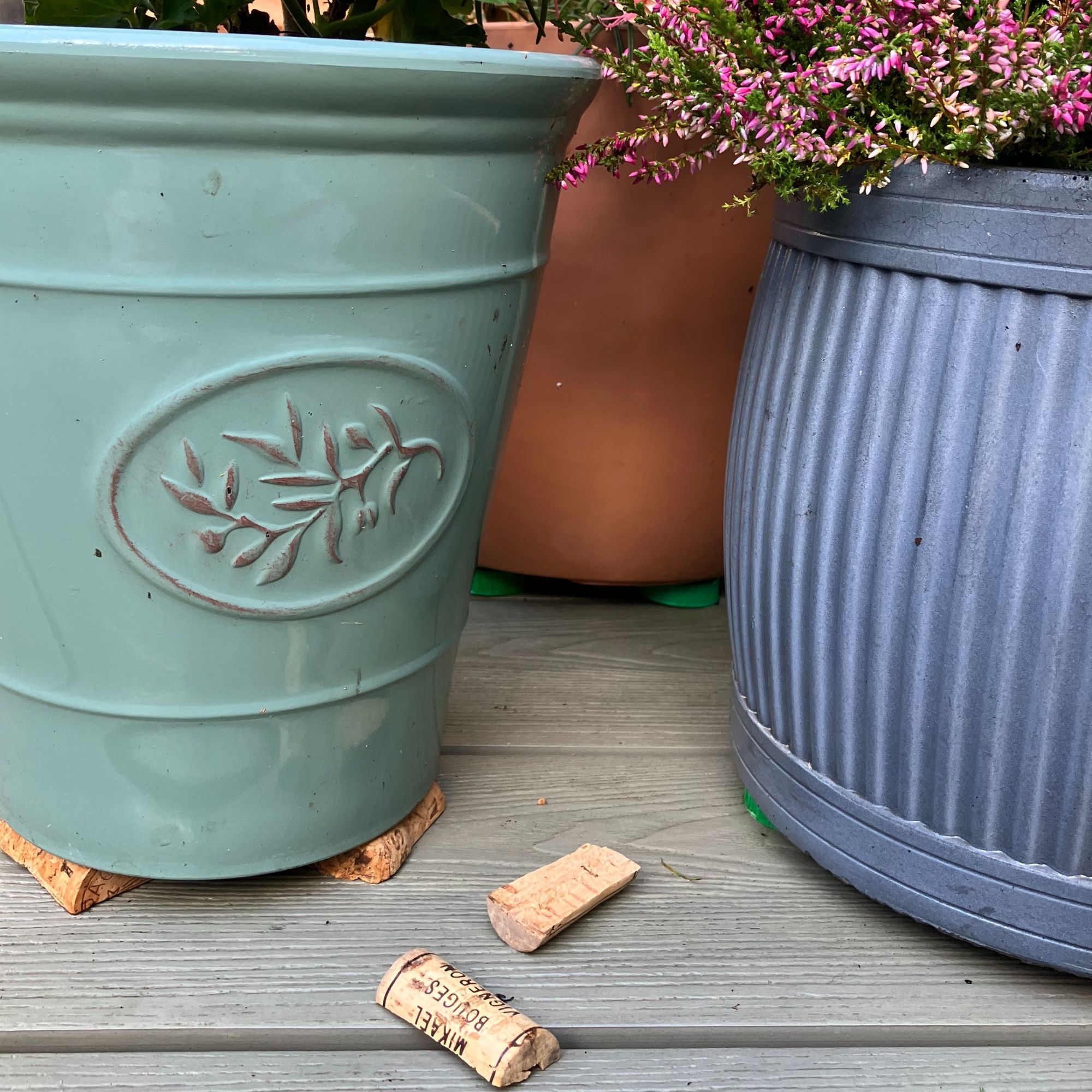pot feet using wine corks