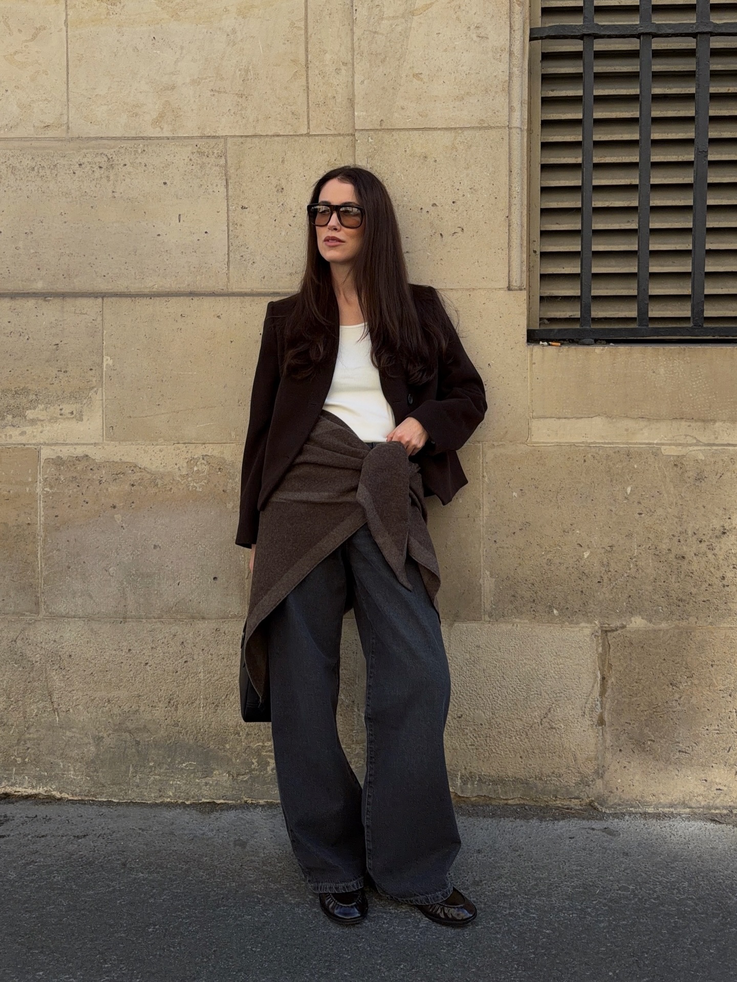 An image of @annabelrosendahl wearing wide-leg jeans with gathered loafers.