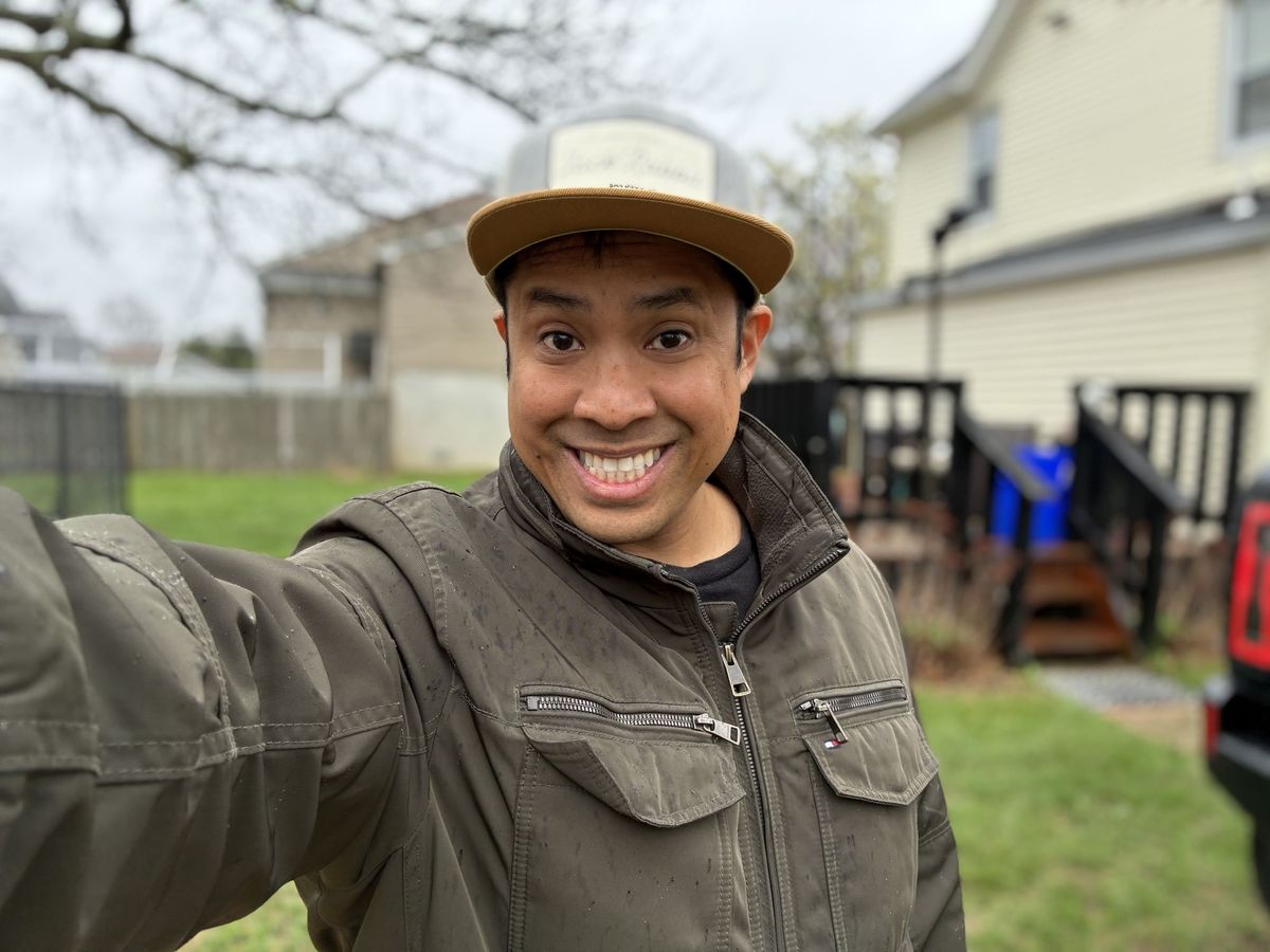 Apple iPhone 16e portrait sample.