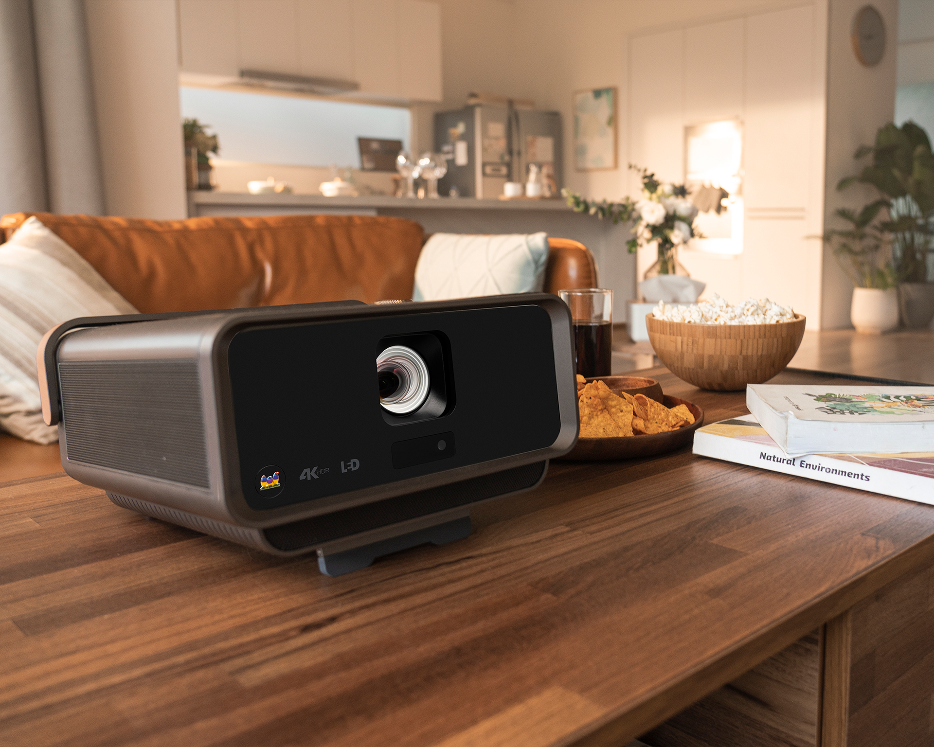 Proyektor pintar ViewSonic di atas meja kopi di ruang tamu yang hangat